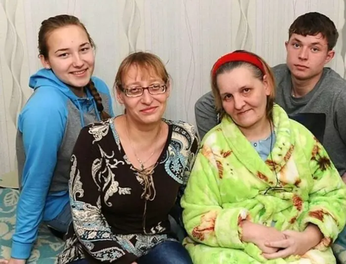 Настя, її мама Олена, мама Влада і сам Влад Настя, ее мама Алена, мама Влада и сам Влад