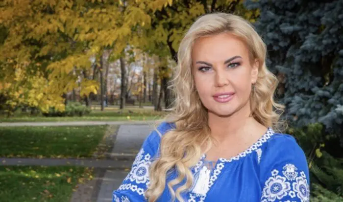 Камалія вийшла на сцену у жовто-блакитній сукні