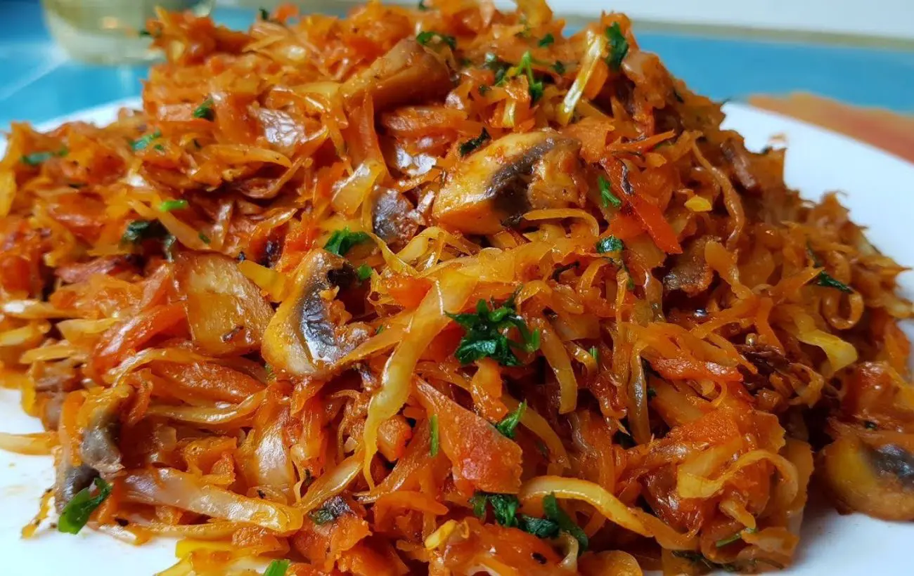 Капуста с грибами и кабачком. Тушеная капуста с грибами. Капуста тушенная с грибами. Тушёная капуста с курицей и грибами. Тушеная капуста с шампиньонами.