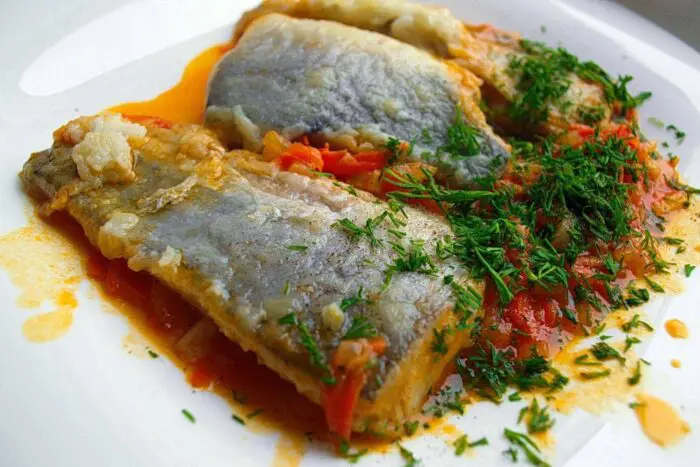 Рецепт тушкованого хеку з овочами