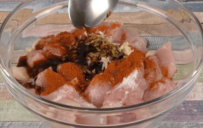 Замаринуйте курку приготованим соусом