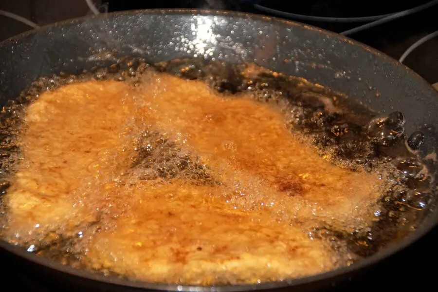 Кулінари поділились цікавим лайфхаком, який допоможе смажити продукти так, аби олія не бризкала