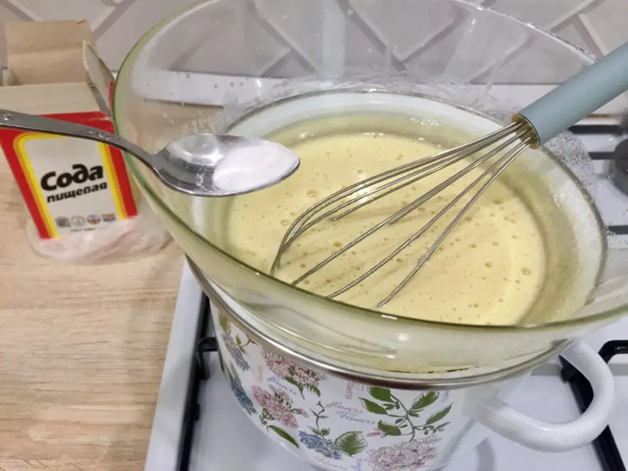 Кулінари розповіли, як приготувати смачний медовик і чи можна настоювати його на батареї