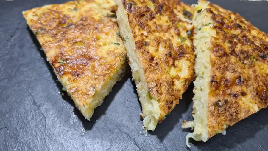 Кулінари розповіли, як приготувати смачний коржик із капустою та яйцем на сніданок