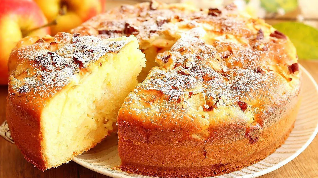 Кулінари розповіли, як приготувати смачну яблучну ПП-шарлотку