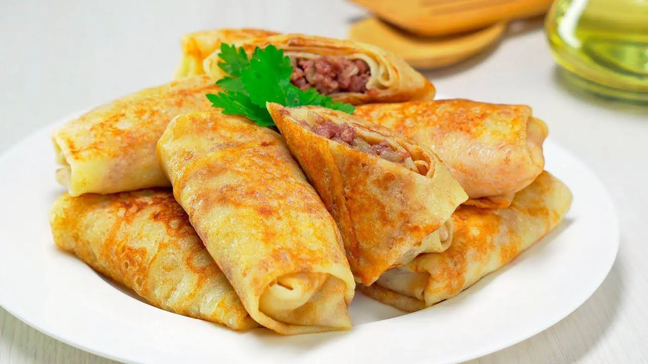 Шеф-кухарі розповіли, як приготувати смачні млинці з м'ясом, запечені в духовці