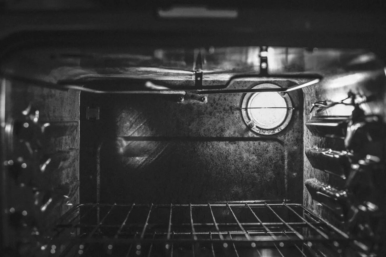Експерти розповіли, як очистити духовку від нагару та жиру підручними й доступними засобами