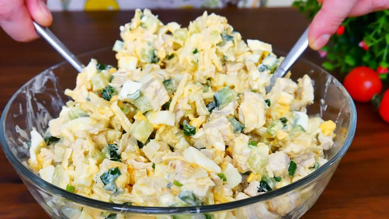 Шеф-кухарі розповіли, як приготувати салат з куркою, сиром, яйцем та часником