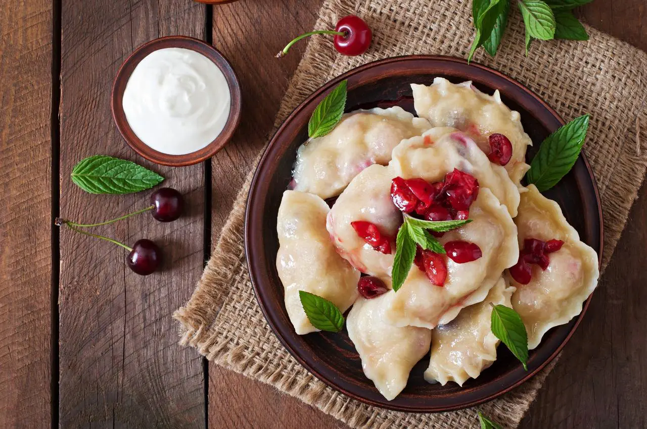 Кулінари пояснили, як приготувати смачні вареники з вишнями на пару