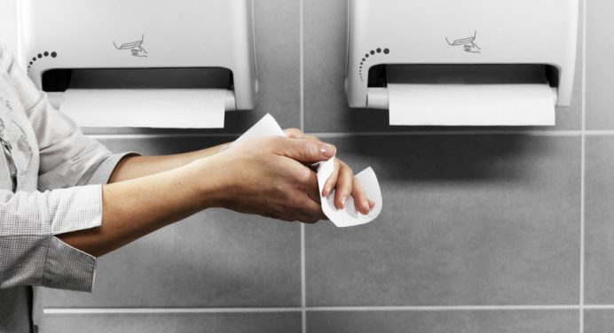 Паперові рушники або сушарка – чим краще сушити руки після миття 