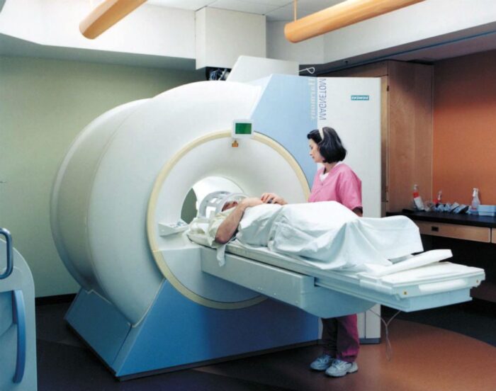 Пацієнт проходить процедуру МРТ головного мозку