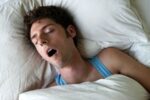 Людина хропе уві сні 