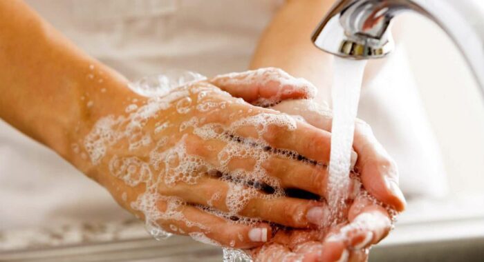 Миття рук з милом
