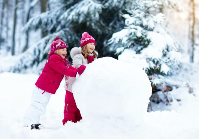 Діти ліплять сніговика