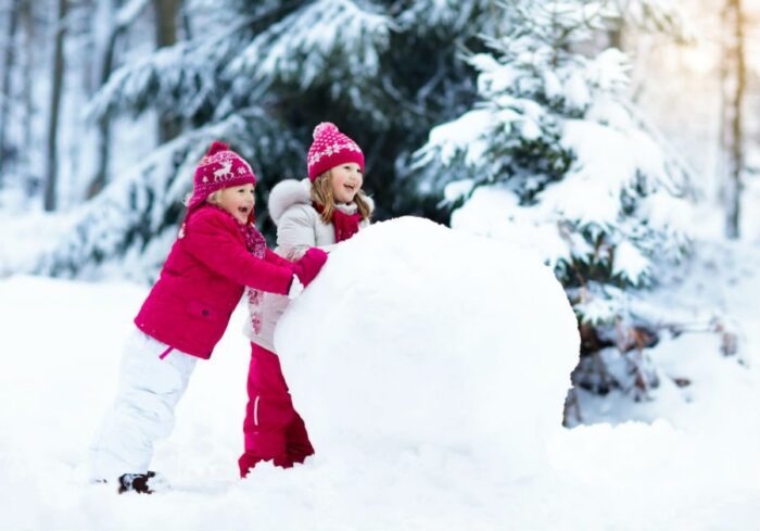 Діти ліплять сніговика