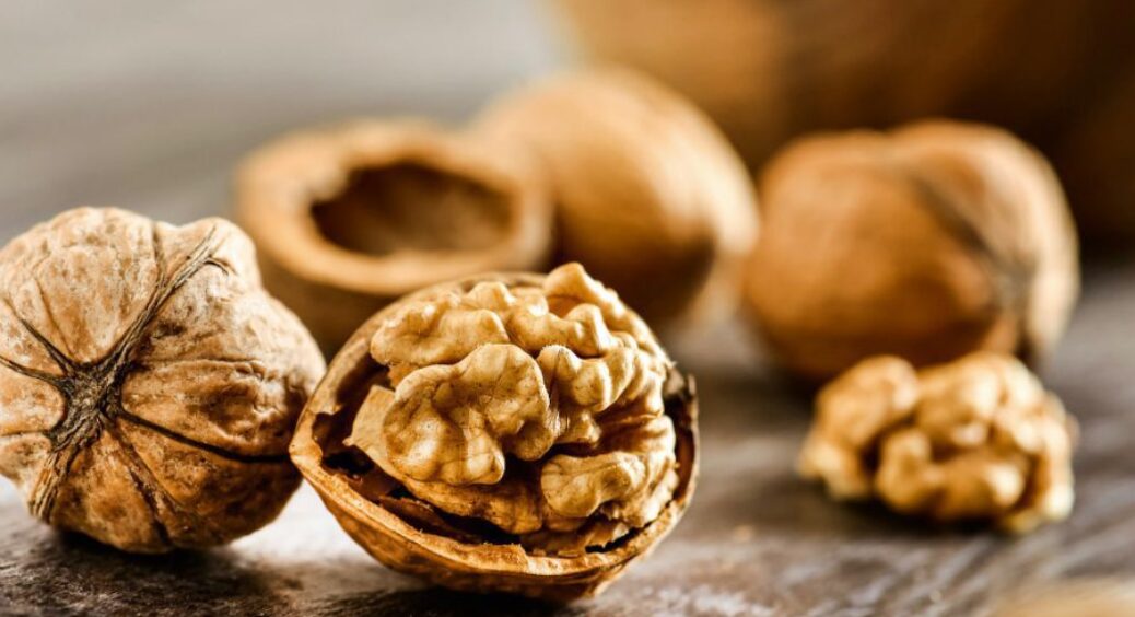 Хотіла викинути шкаралупу волоського горіха, але дід зупинив: 4 способи використання для кімнатних рослин 