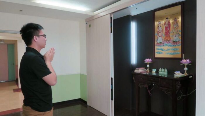 Лю молиться за здоров'я матері в лікарняній каплиці