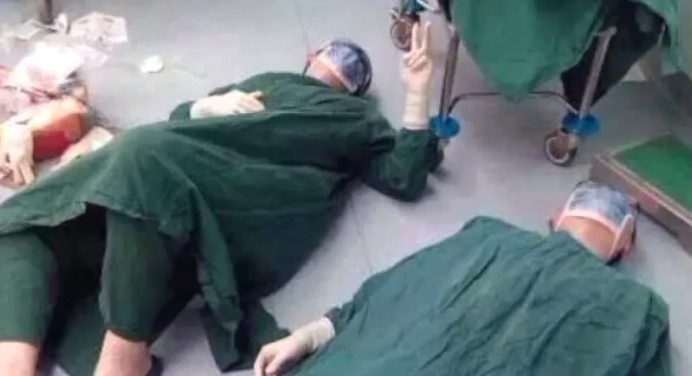 Знесилені хірурги впали на підлогу після 32-годинної операції 