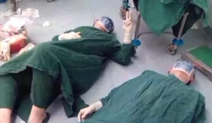 Знесилені хірурги впали на підлогу після 32-годинної операції