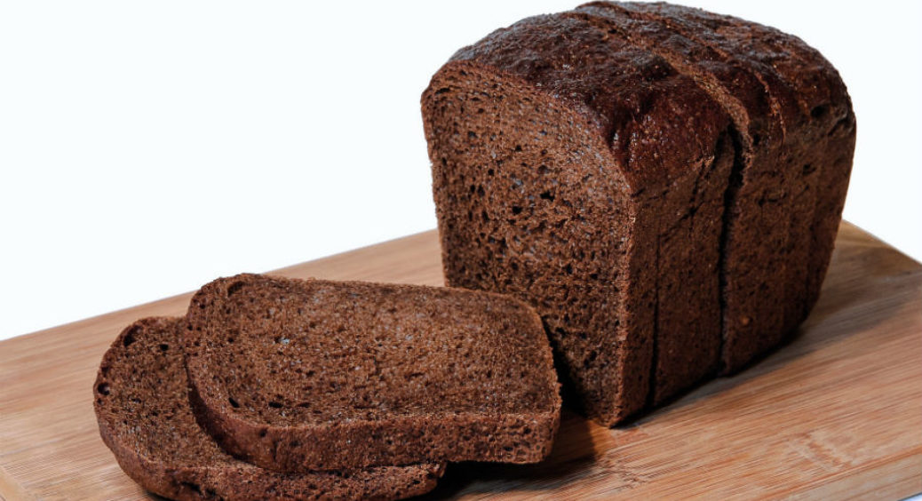 Чому чорний хліб корисніший за білий і так чи так це насправді? 