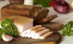 Сало с чесноком и черным хлебом 