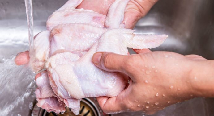 Вчені розповіли, чи потрібно мити м’ясо перед приготуванням 