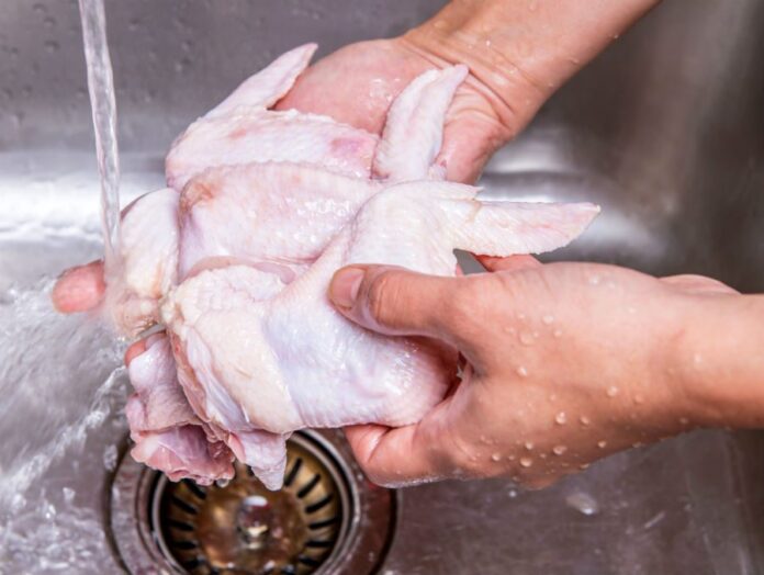 Мытье курицы перед приготовлением