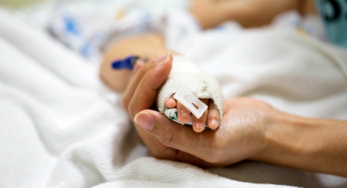 У київській лікарні маму не пустили в реанімацію до вмираючої від раку дитини 