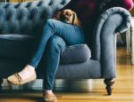 4 причины перестать сидетиь в позе нога на ногу это вредно для здоровья (2) 