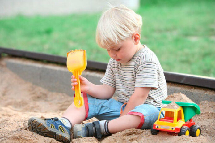 Дитина грає в пісочниці