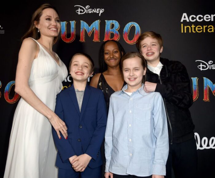 Джоли с детьми на премьере фильма «Дамбо». Слева направо Нокс, Захара, Вивьен и Шайло