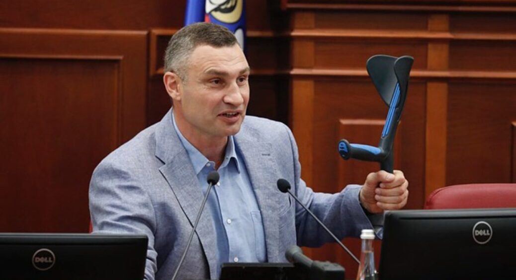 У Віталія Кличка відкрилася стара травма, тепер чиновник ходить на милицях 