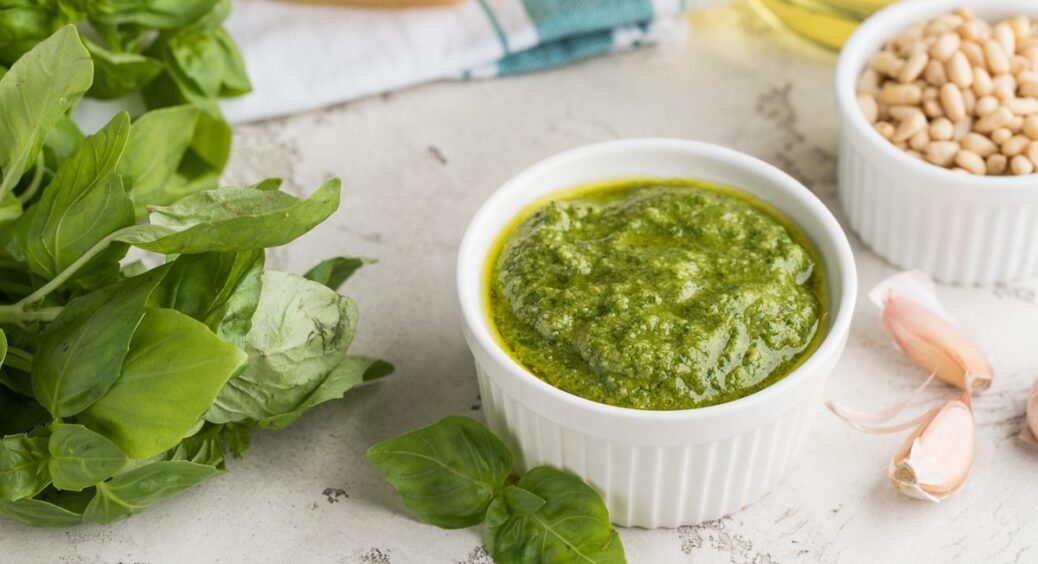 ТОП-5 найсмачніших заправок до салатів, які легко приготувати за 10 хвилин: завжди рятують, коли немає часу 