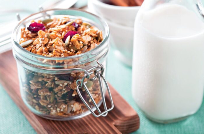 Гранола и йогурт