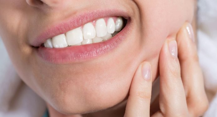 Чи справді зубний скрегіт уві сні є ознакою глистів: думка вчених 