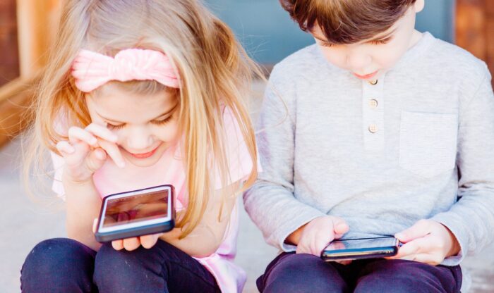 Як смартфони впливають на дітей