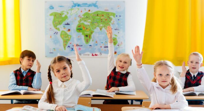 Як раніше вже не буде: в українських школах змінили формат навчання – дистанційне, денне чи змішане? 