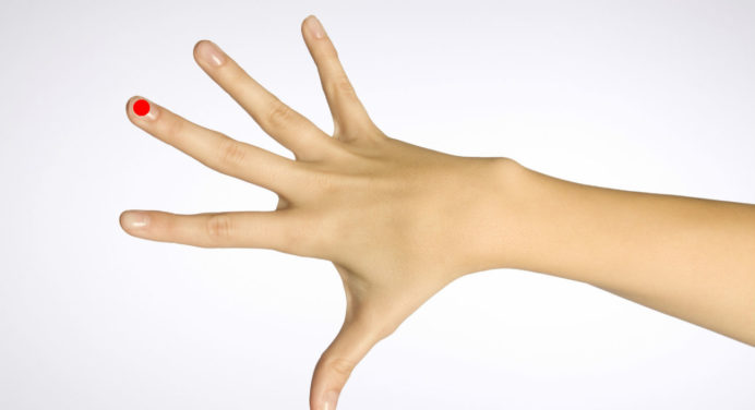 Масаж середніх пальців рук нормалізує тиск і покращує кровопостачання 