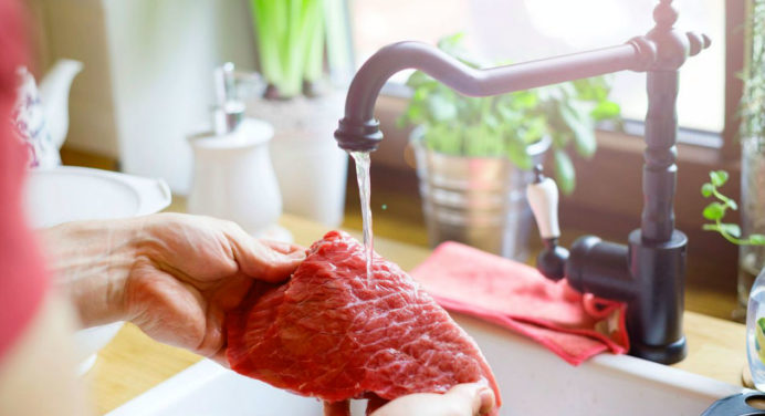 Мити м’ясо перед приготуванням небезпечно для здоров’я: підтверджено наукою 