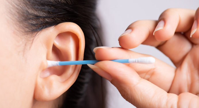 Чому не можна чистити вуха ватяними паличками і чи потрібно взагалі це робити 