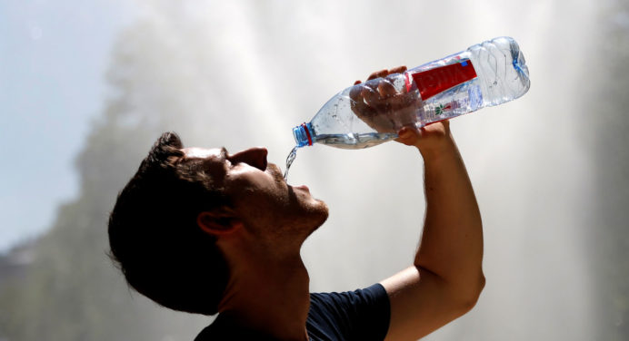 Чому не можна пити холодну воду в спеку: причина куди серйозніша за звичайну ангіну 