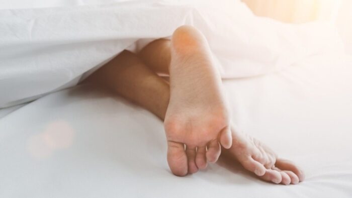 Высунутая из-под одеяла нога улучшает качество сна