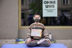 Протестующая против карантинных ограничени 