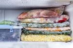 Заморожені продукти в морозилці 