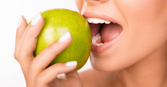 Деякі продукти можуть принести багато користі для зубів і ясен