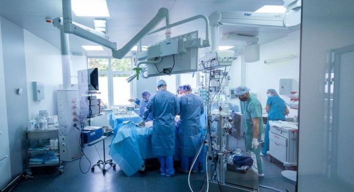 Українські лікарі провели унікальну операцію з видалення пухлини 