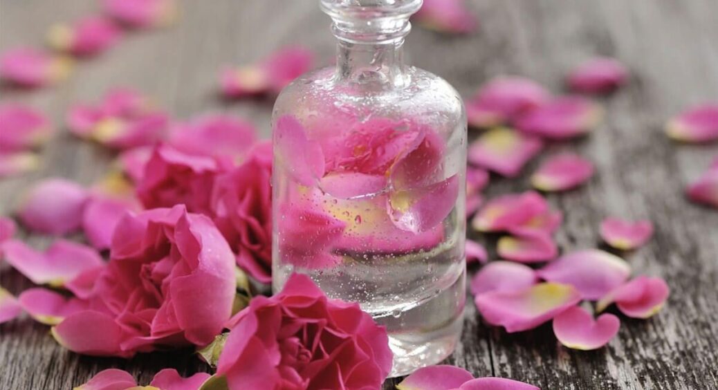 Трояндова вода – яку користь вона приносить шкірі 