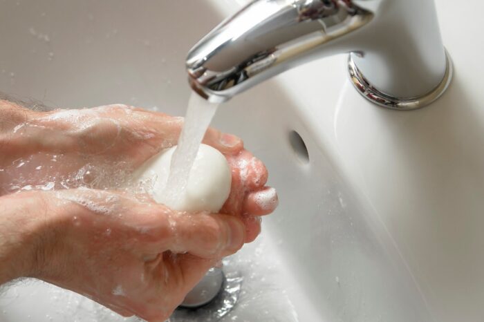 Мийте руки з милом
