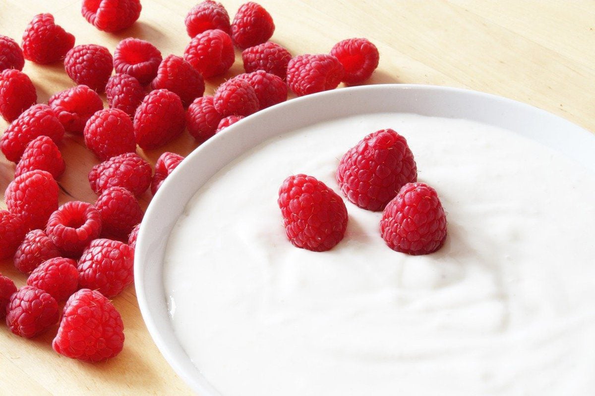 Як приготувати смачний йогурт із малиновим варенням самостійно 
