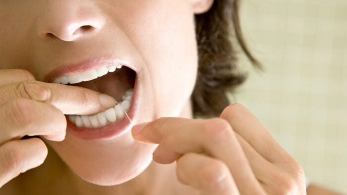 Чищення зубів зубною ниткою